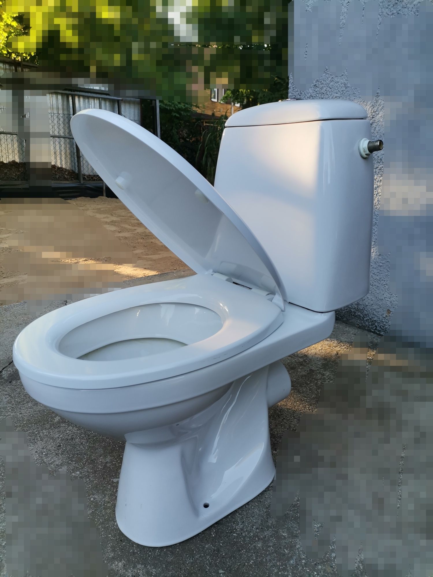 WC z nową deską sedesową