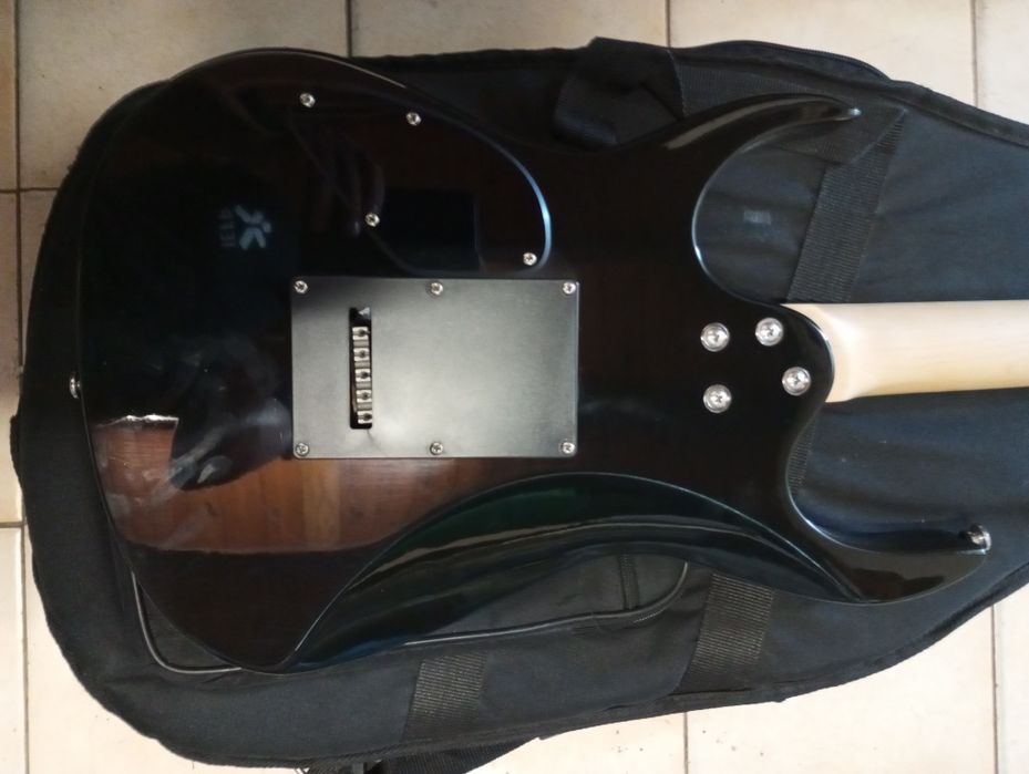 Guitarra elétrica com flyrose