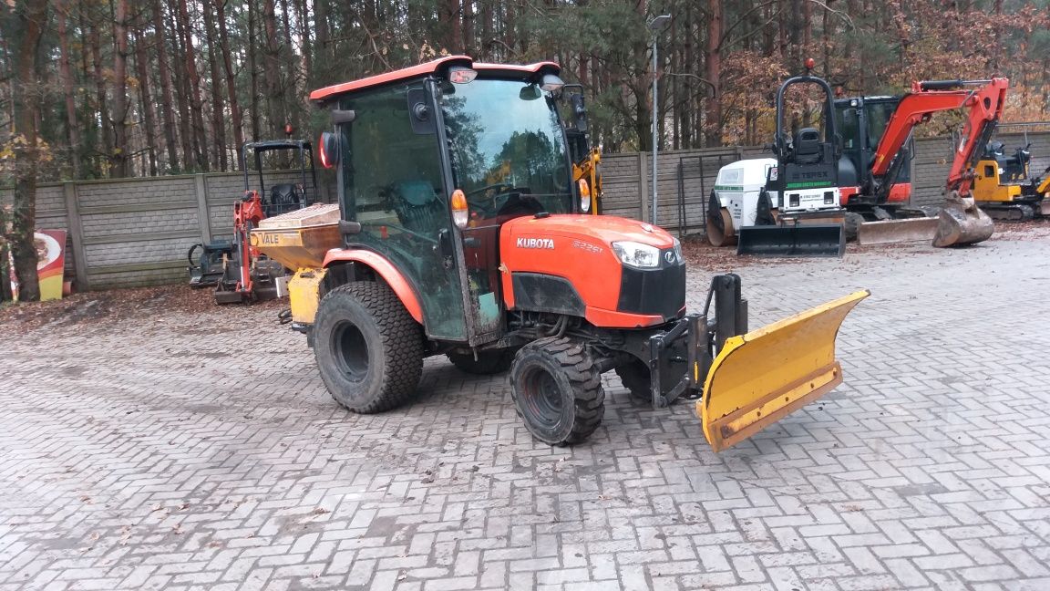 Kubota b2261 z 2019 roku bardzo ładna traktorek komunalny pług