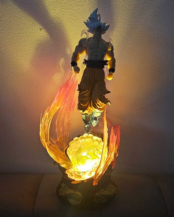 Goku de Dragon Ball com luz