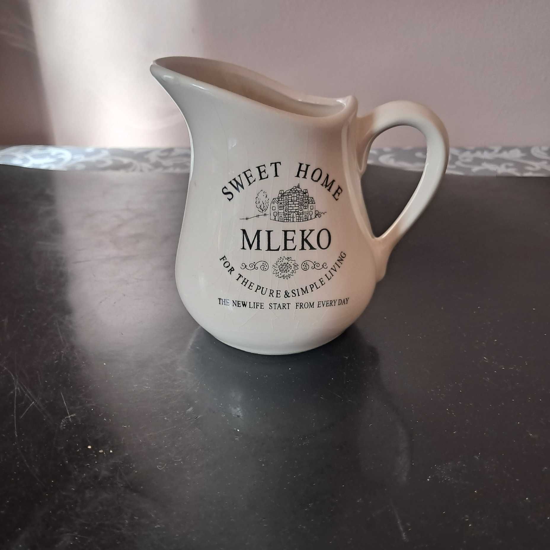 Porcelanowy dzbanek na mleko Sweet Home 16 cm – bardzo dobry stan