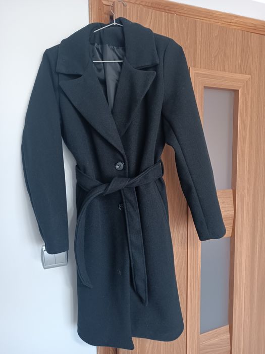 Czarny płaszcz jesienny