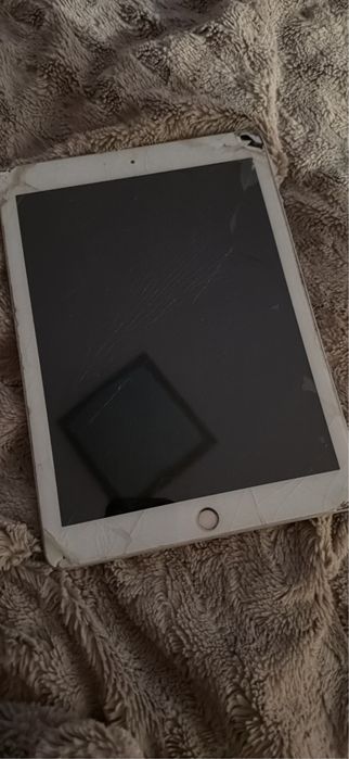 Ipad para peças. A funcionar mas ecra danificado