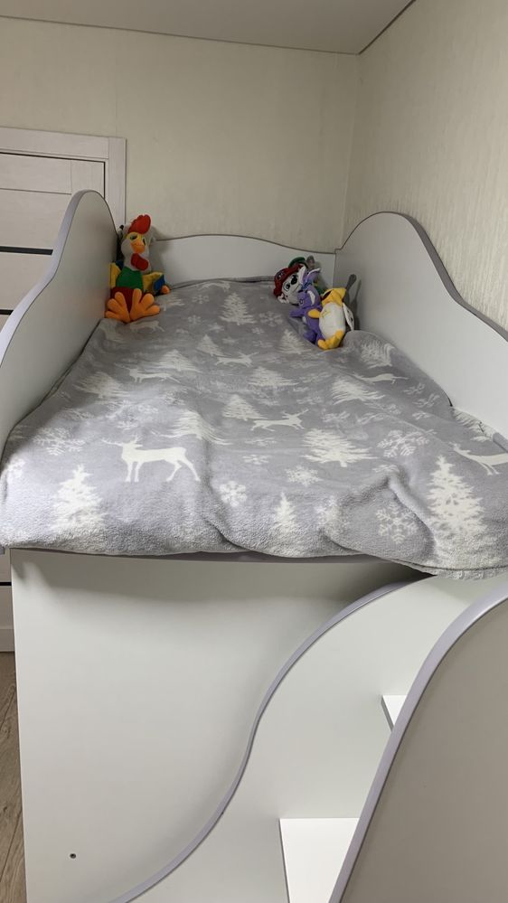 Дитяче двоповерхове ліжко-машинка з шафою та навчальним столиком