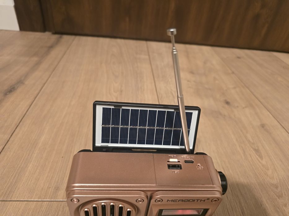 Radio FM, z blututem, usb i panelem słonecznym.