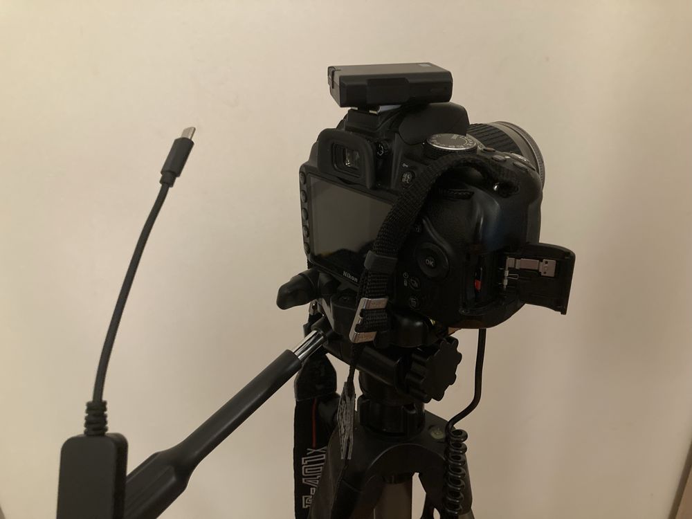 Nikon 3200D + tripé + bateria/carregador + alimentação USB-C