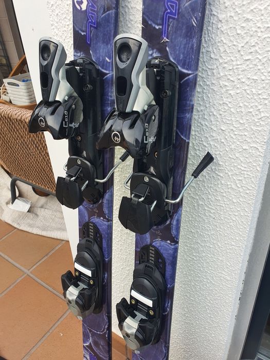 Skis, bastões e saco