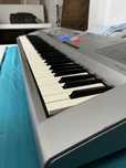 Teclado Yamaha DGX-205 – 76 Teclas Sensíveis ao Toque (Montijo)