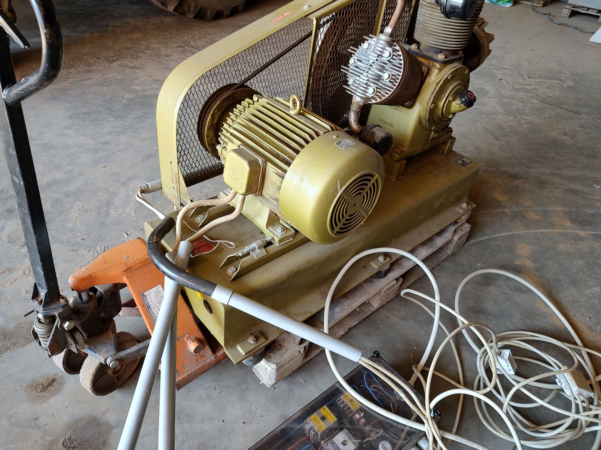 Sprężarka Kaeser 3000l/min 3m3 18KW jak nowa 3 tłokowa automat