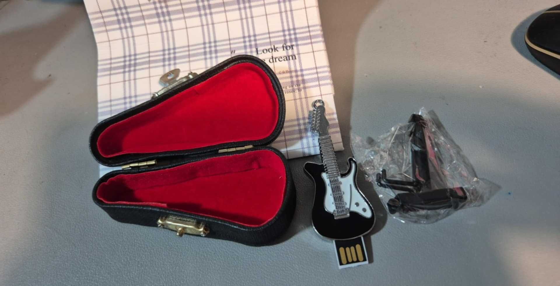 Metalowa gitara pamięć USB 16 GB USB 2.0 dysk na kciuki z pudełkiem