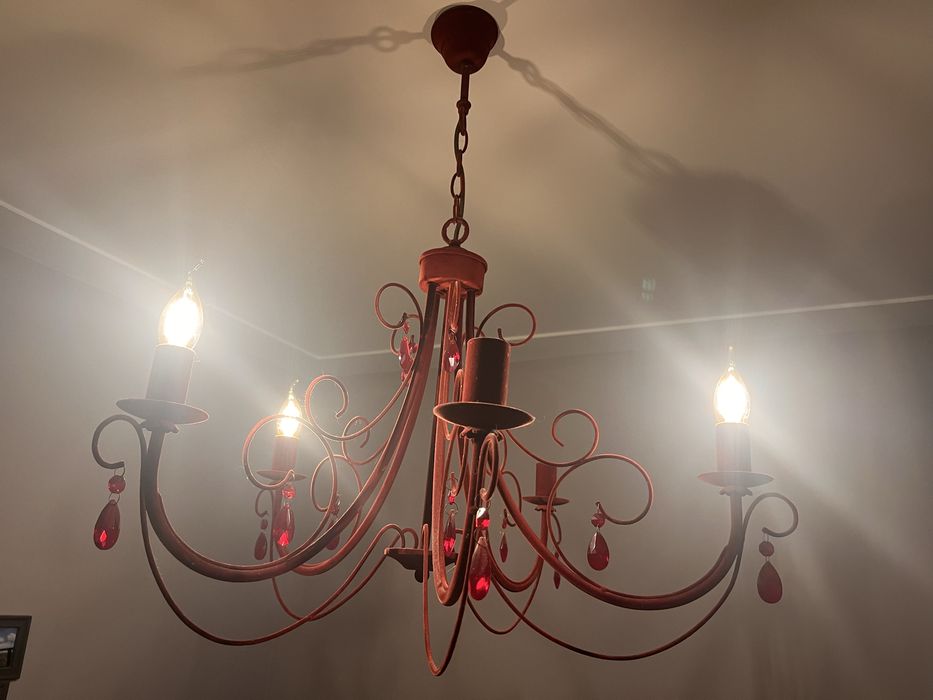 Candelabro de com 5 pontos de luz. Veludo vermelho. Vai com 3 lampadas