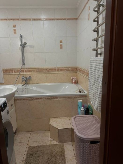 Продається простора 4 - кім. квартира в центрі з видом на Лебединку "