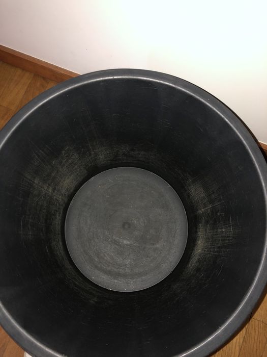 Balde preto com pegas capacidade 50 litros