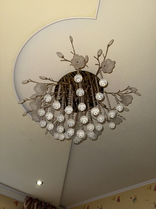 Хрустальная люстра в идеальном состоянии