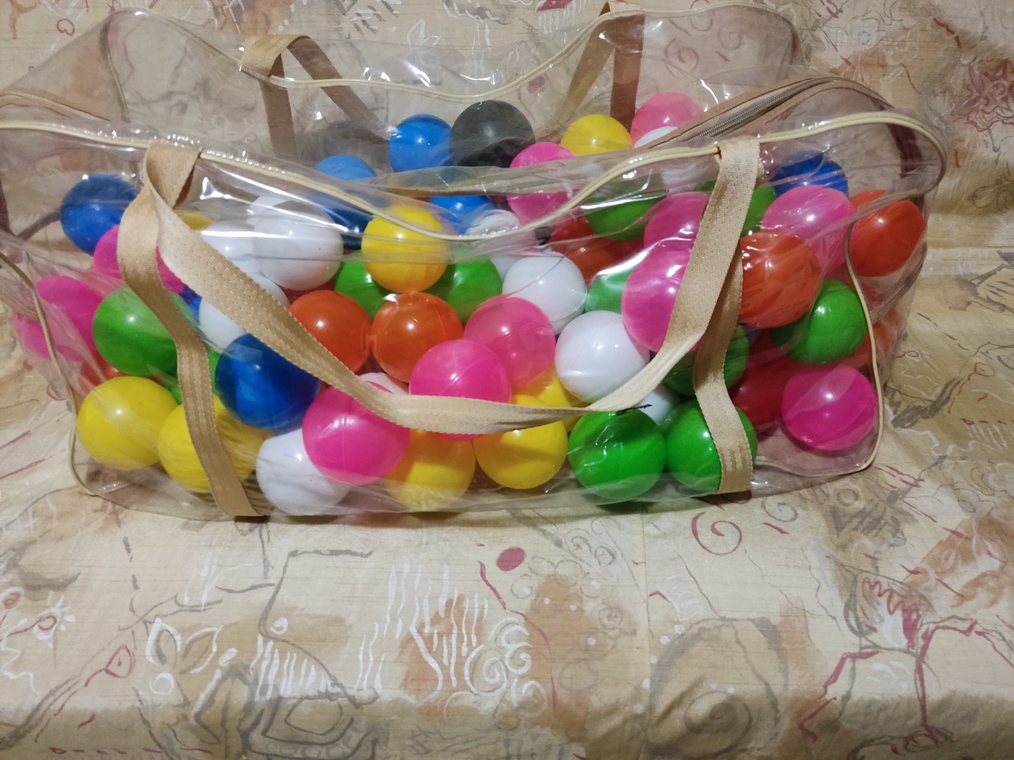 Сухой бассейн  яркие шары