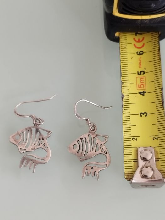 Adoráveis brincos em formato de peixe, com um design delicado e único.