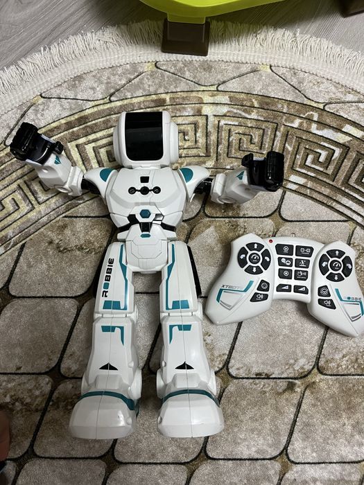 Робот на пульті