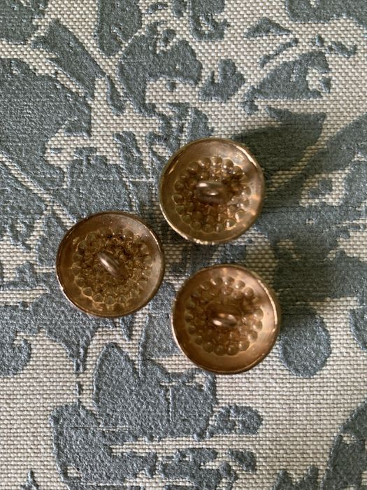 Ozdobne guziki z kamieniami.