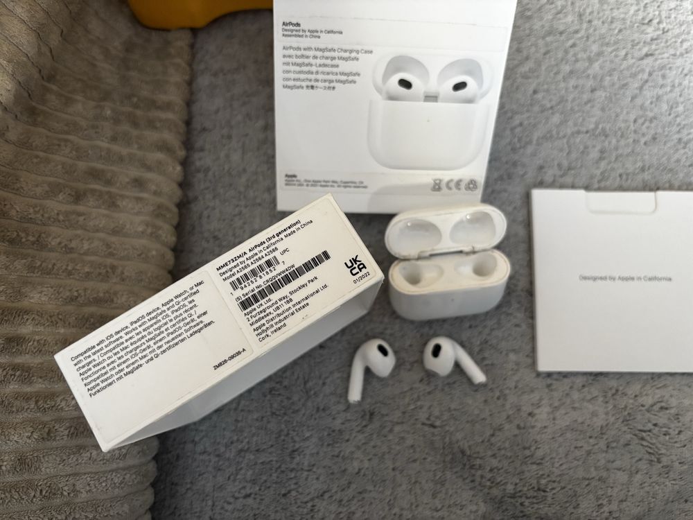 Apple AirPods 3 generacji oryginalne etui lightning mag safe