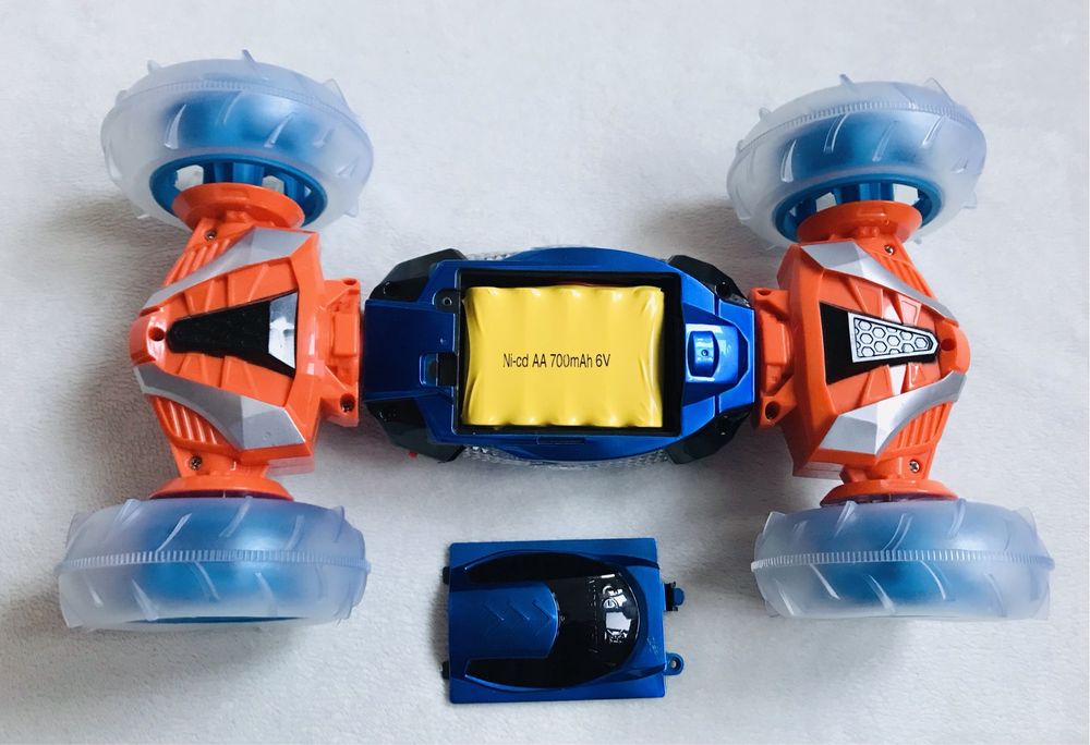 Машинка-перевертиш на пульті управління, світло, звук