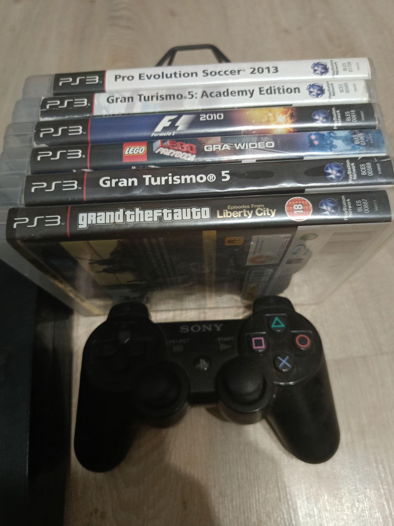 PlayStation 3 z padem i grami