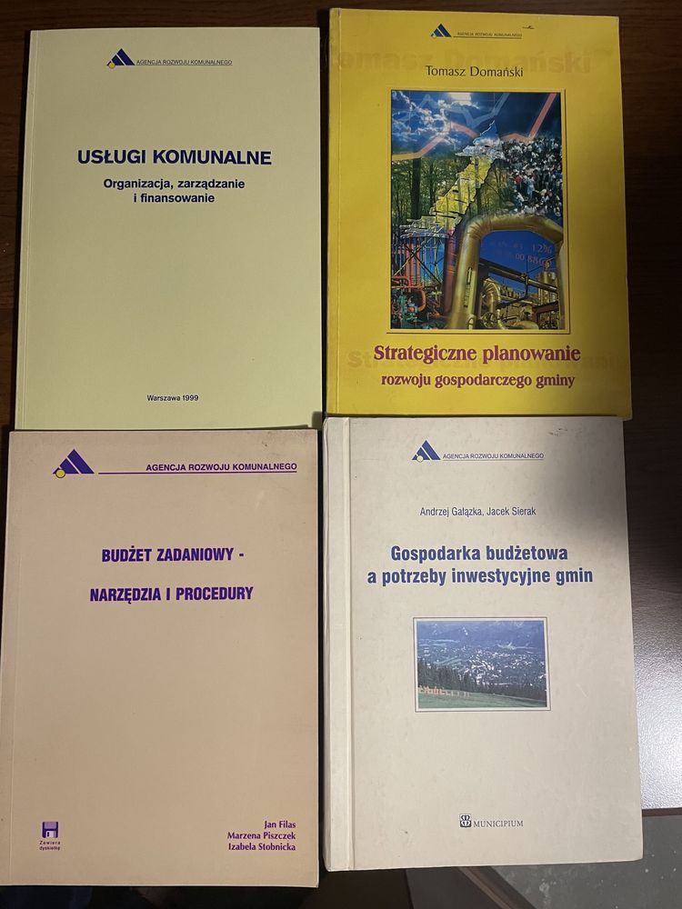 Pakiet 4 książek o tematyce: gmina, budżet zadaniowy, usługi komunalne