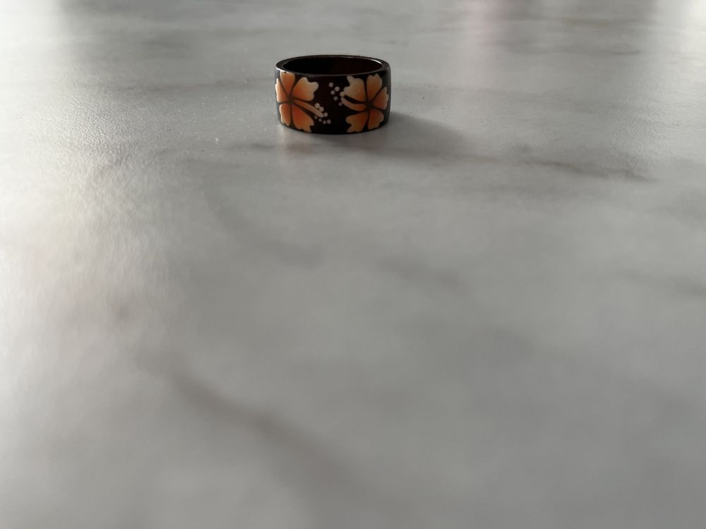 Drewniany pierścionek z motywem kwiatów