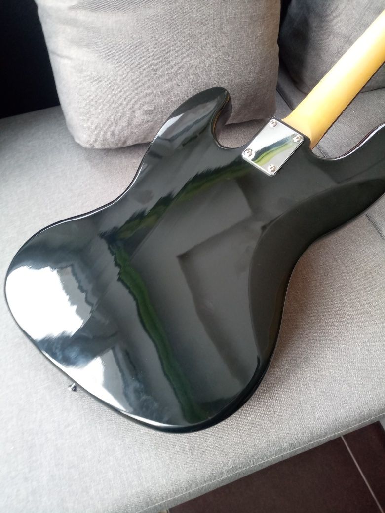 Gitara basowa nowa