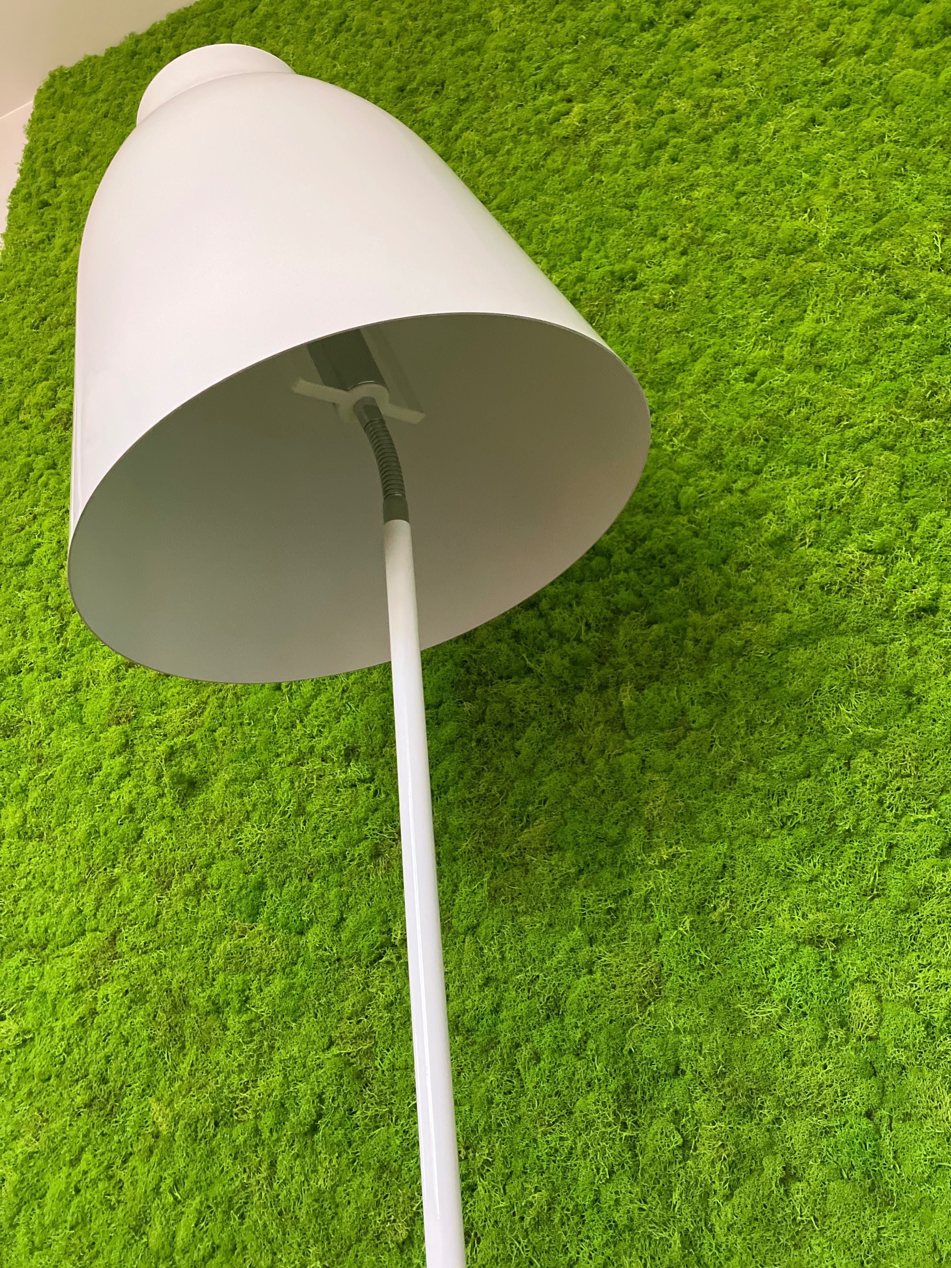 Designerska lampa stojąca biała