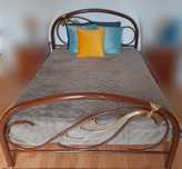 Cama de casal completa (inclui estrado, colchão e colcha a estrear)