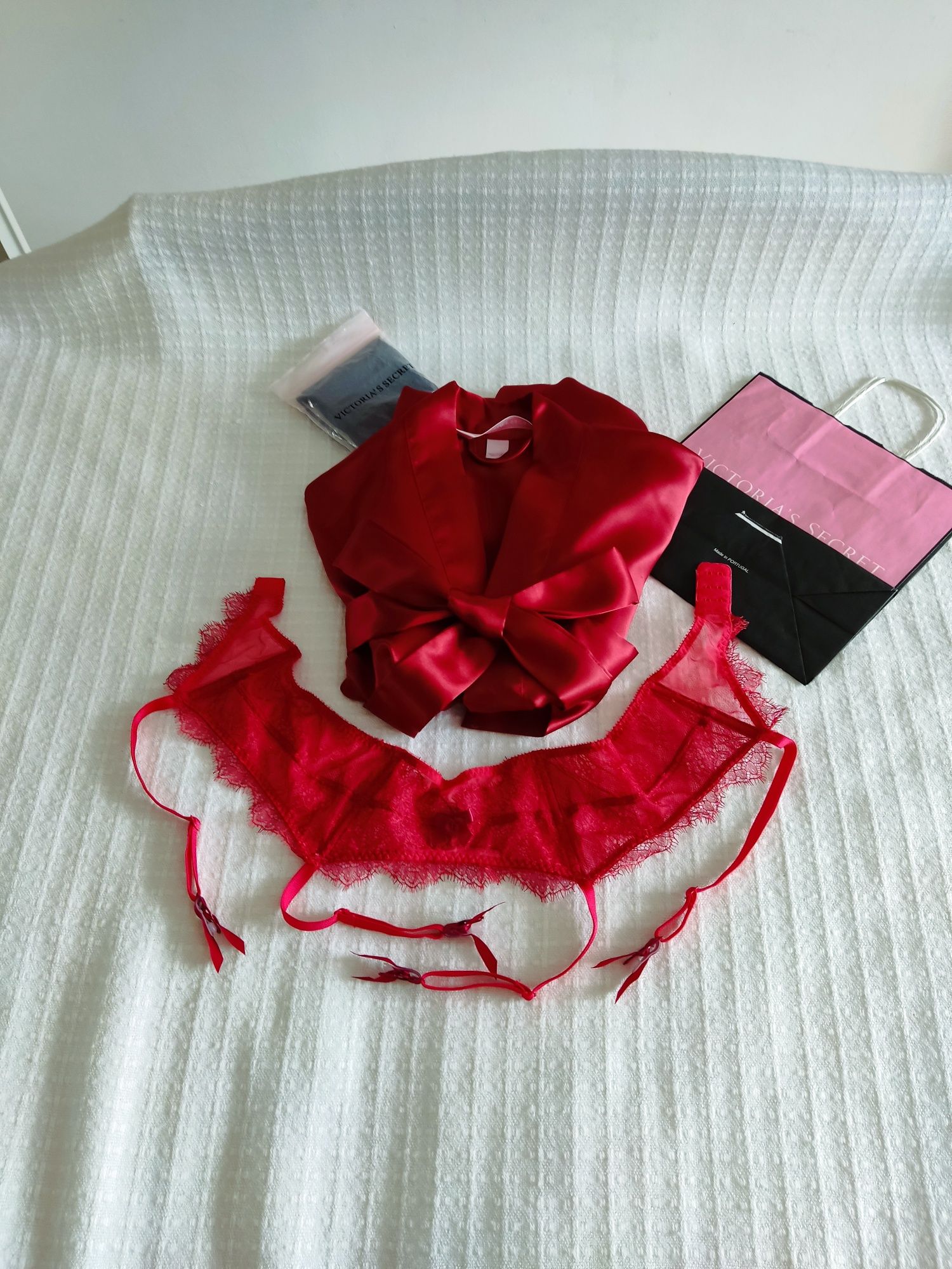 Victoria's Secret  pas do pończoch M/L dodatkowo szlafrok 2p pończochy