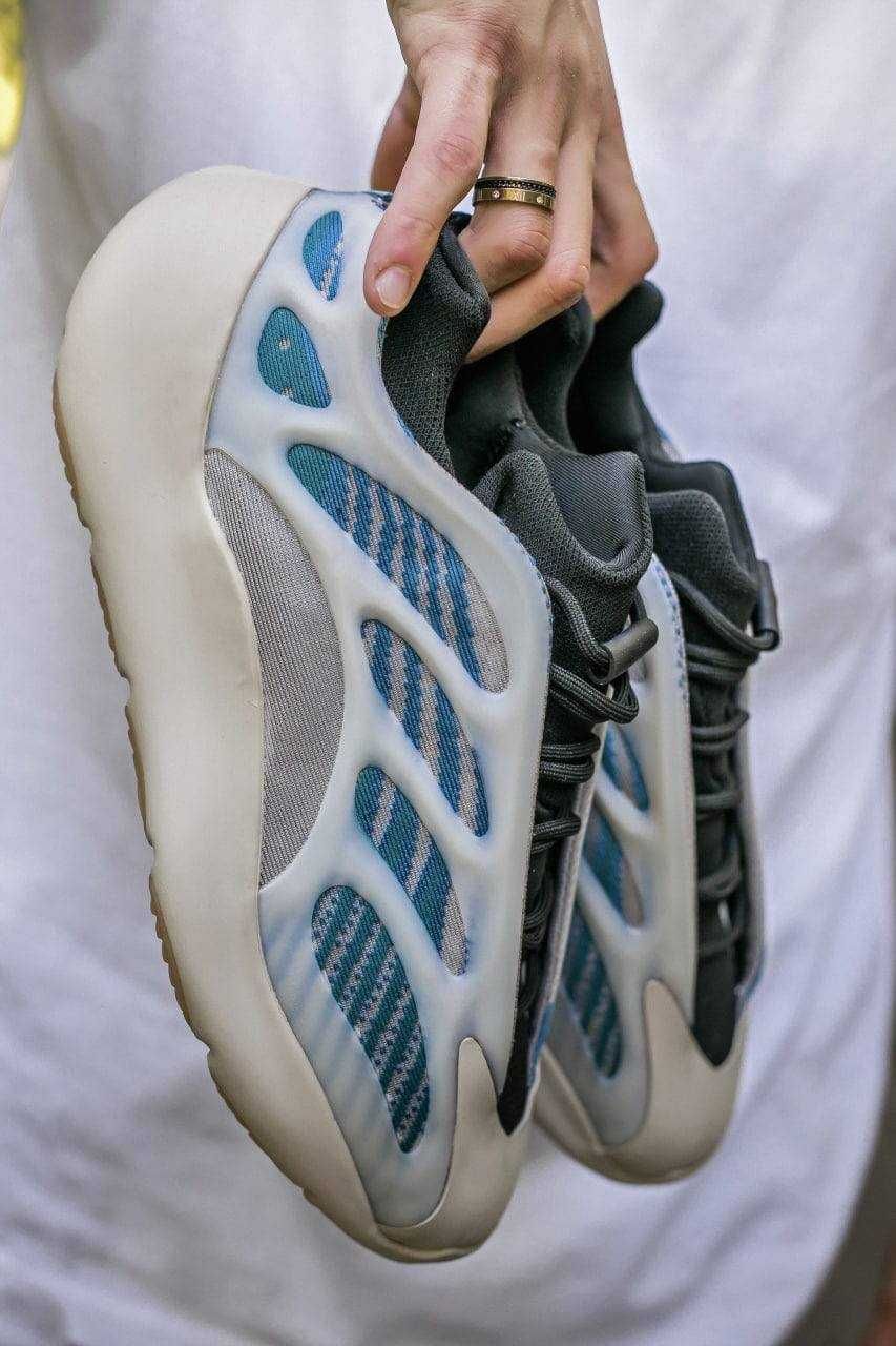 Чоловічі кросівки AdidasYeezy Boost 700 V3 білий з блакитним 881 ЗНИЖА