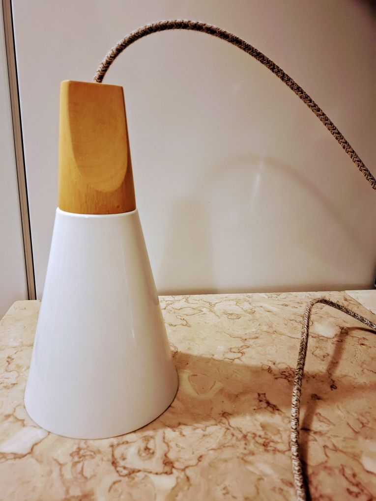 Candeeiro suspenso em metal branco e madeira