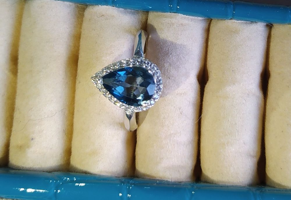 Коипмплект ювелирных украшений  серьги и кольцо из белого золота !