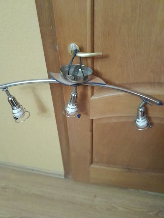 Продаю люстру на три лампочки