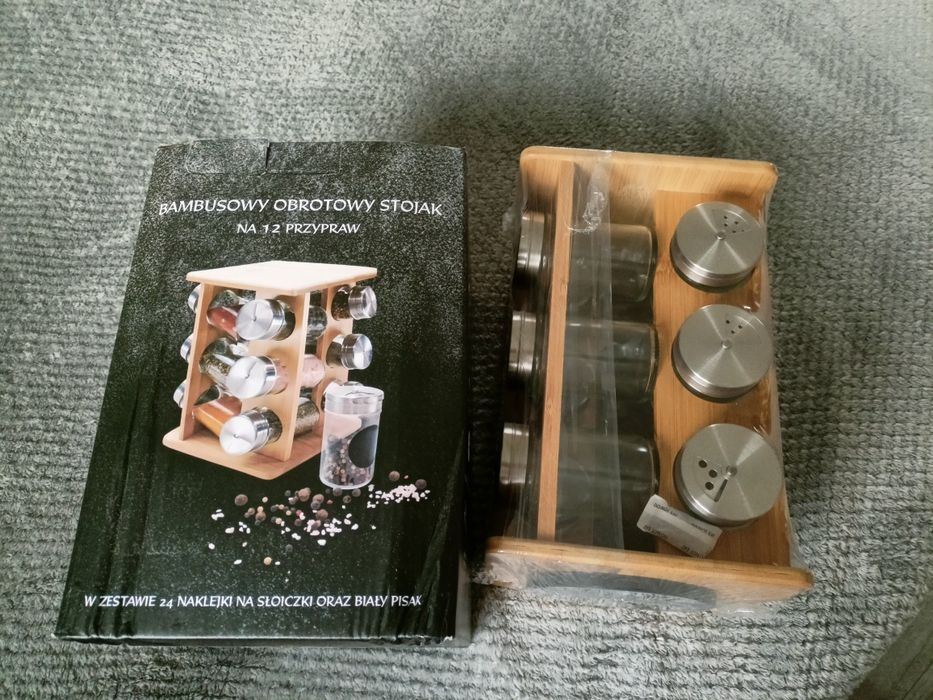 Bambusowy obrotowy stojak na 12 przypraw .