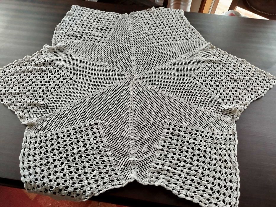 Toalha de mesa redonda em crochê feito a mão