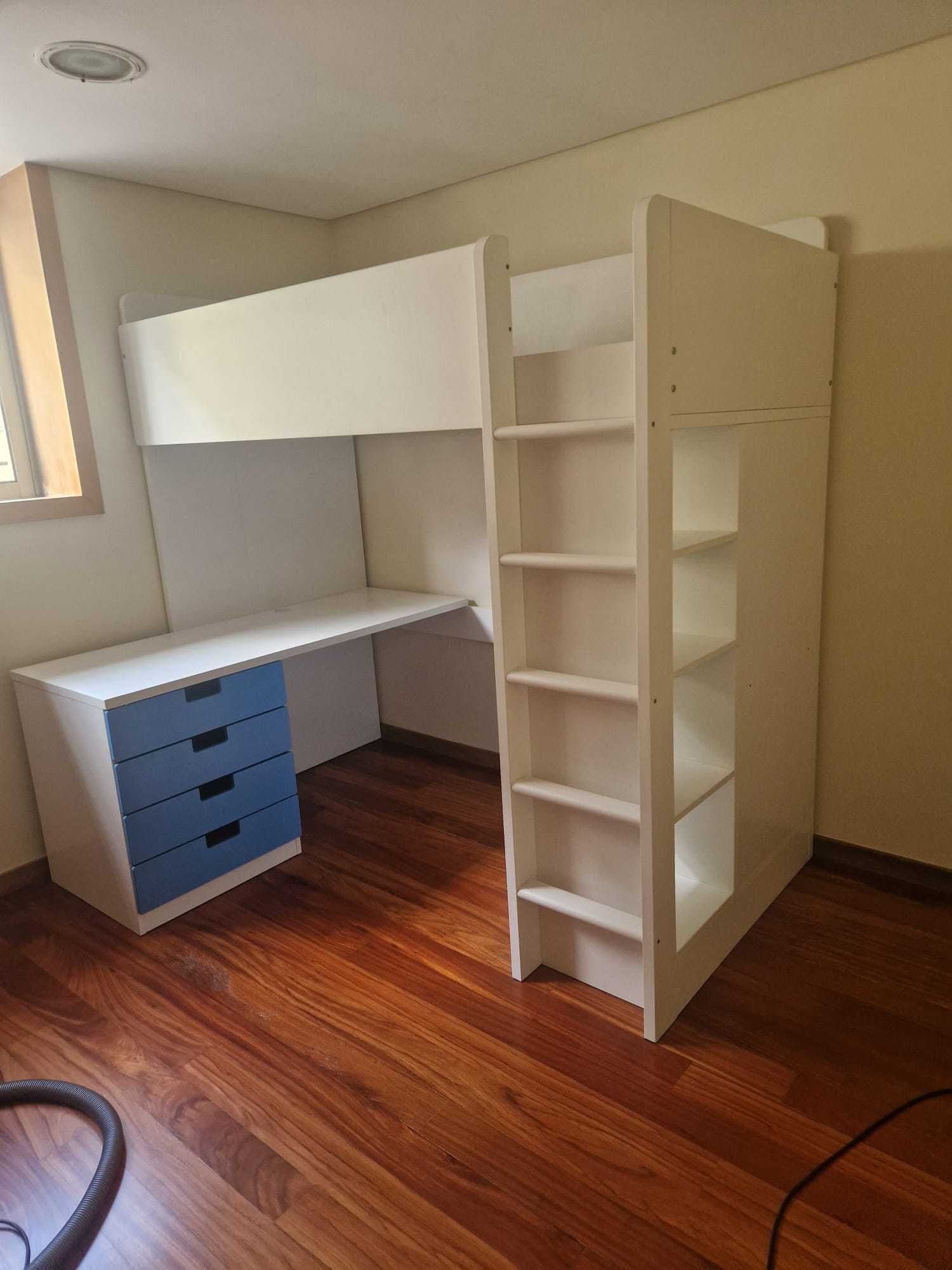 Cama alta com secretária SMASTAD – branca com portas azuis