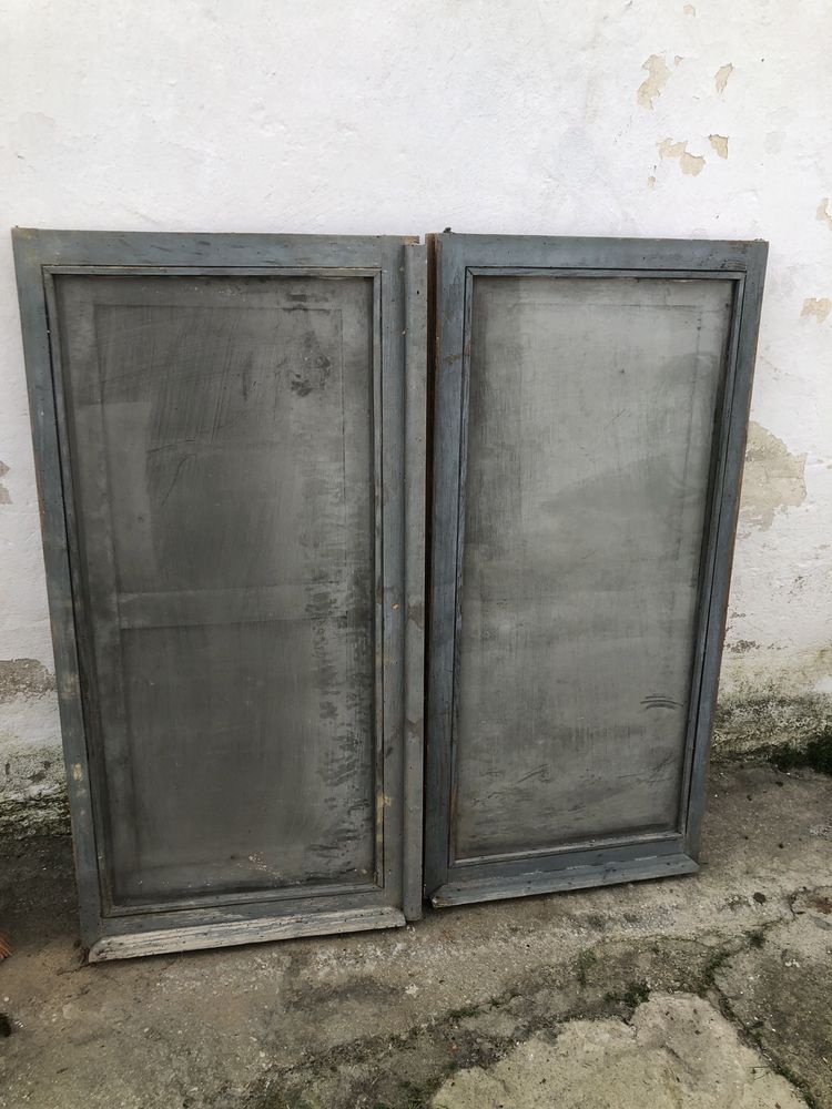 Quatro janelas antigas completas