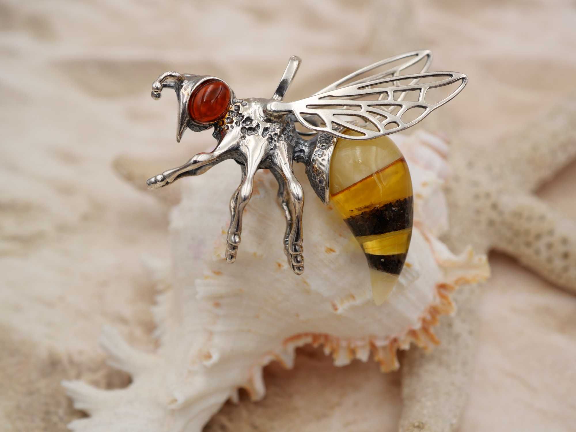 Srebrny wisior-bursztyn bałtycki- pszczoła
