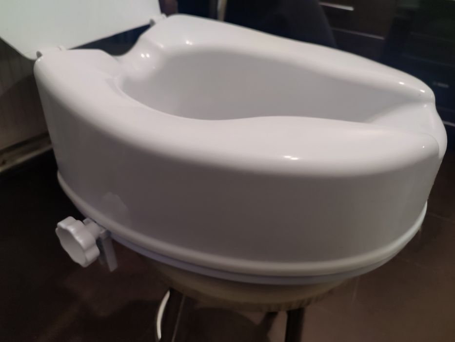 Висока насадка на унітаз з кришкою