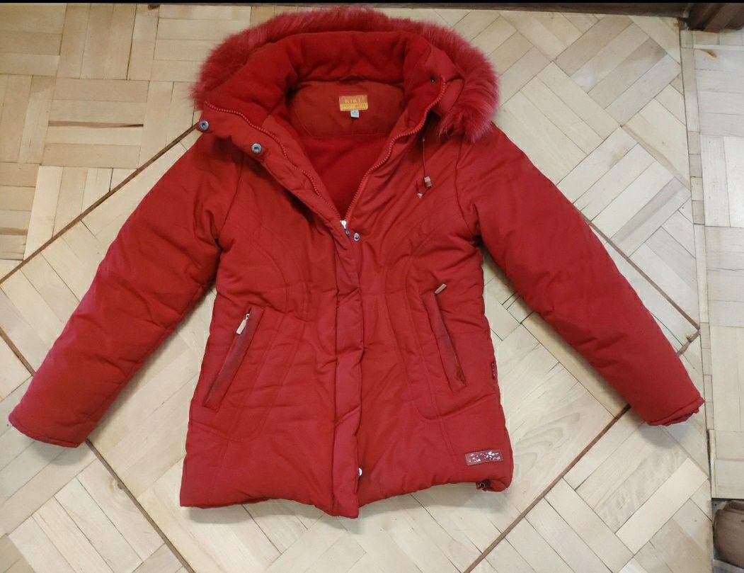 Продам зимнюю теплую куртку для девочки рост 152 см