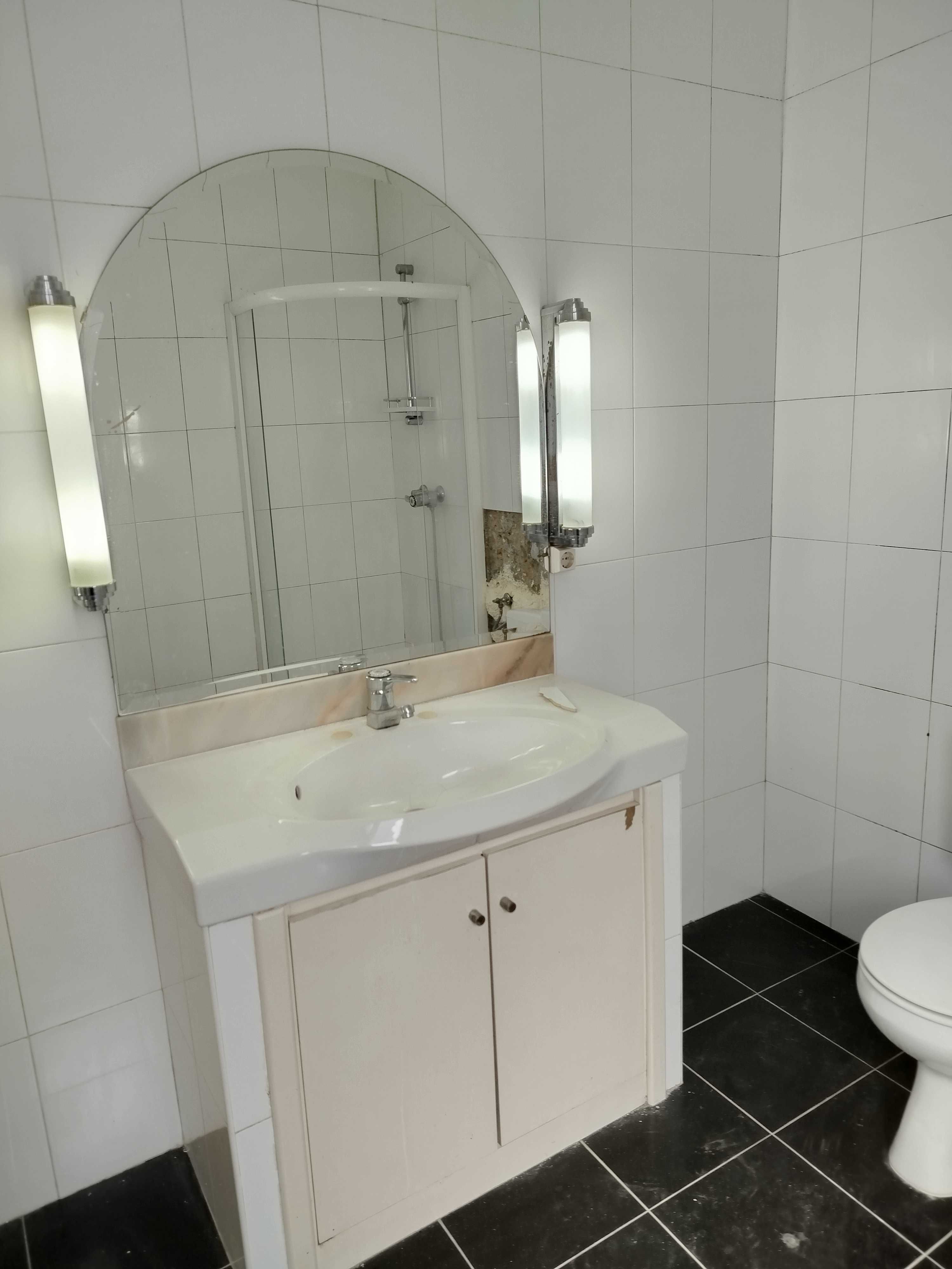 casa inteiramente renovada de primeiro e segundo andar