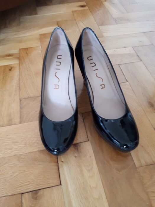 Czarne lakierowane unisa