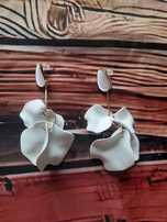 Białe, eleganckie kolczyki, 9 cm, stan idealny, nowe