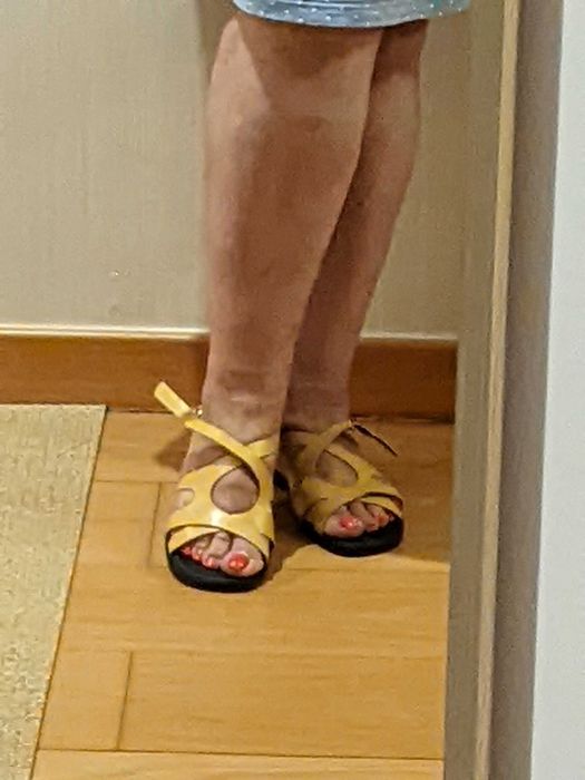 Sandálias tom amarelo - Novas Tº 37