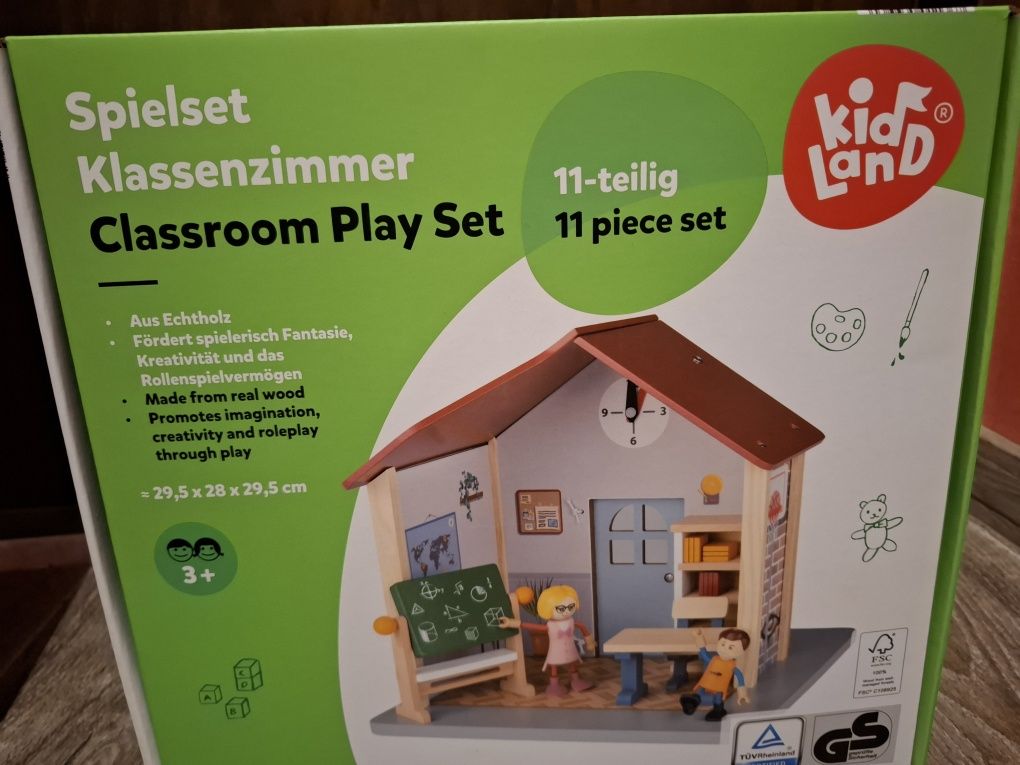 Domek drewniany dla lalek, szkoła