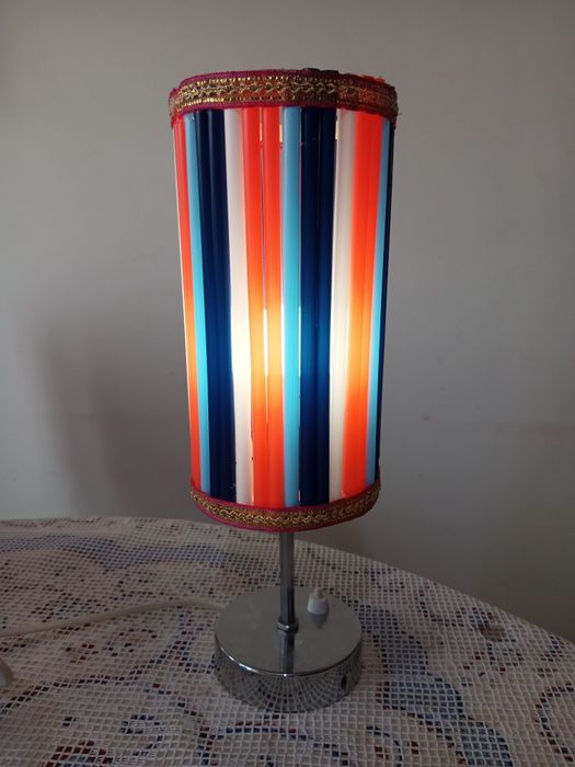 Candeeiro palhinhas colorido.