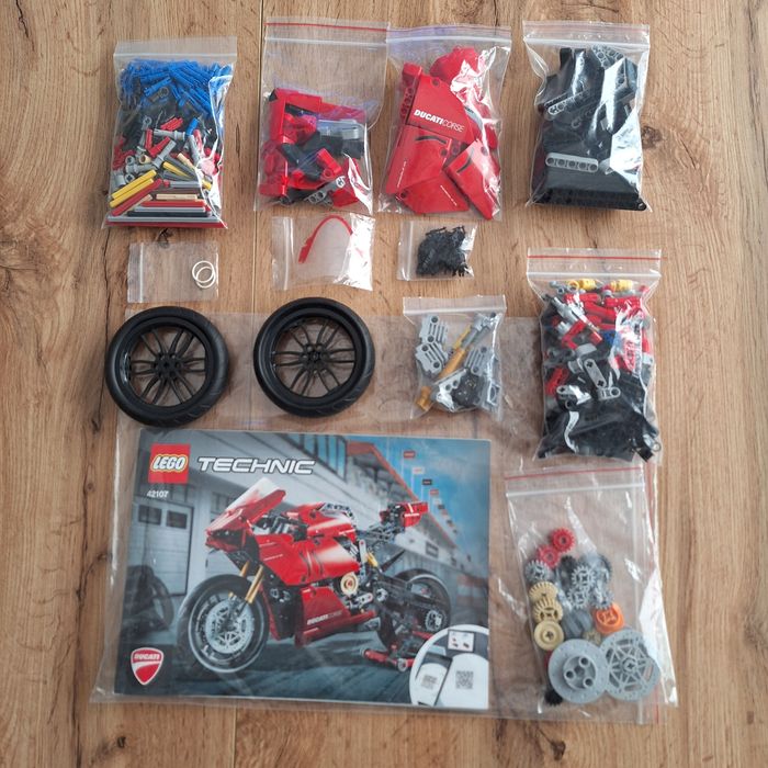 LEGO 42107 Technic Ducati Panigale V4 R