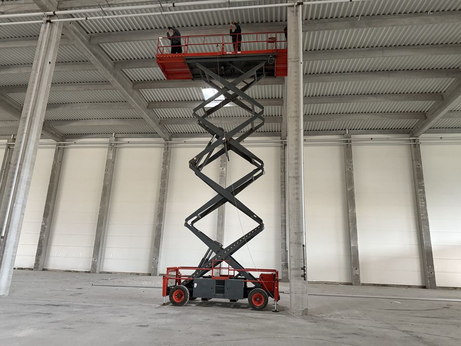 Оренда підйомника (ножничний підйомник) (оренда автовишки Пекканіска)